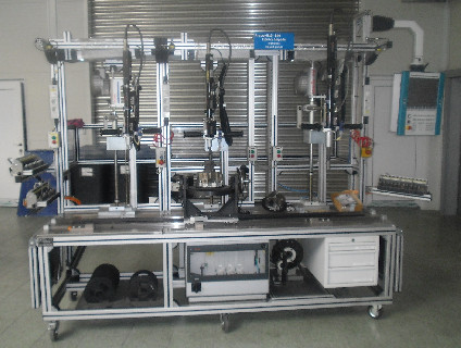 Jednoúčelový stroj je určen pro manipulaci čerpadel v přípravku v souvislosti se šroubovacími procesy.