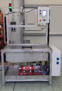 Jednoúčelový stroj je určen pro testování palivových hadic tlakem.
