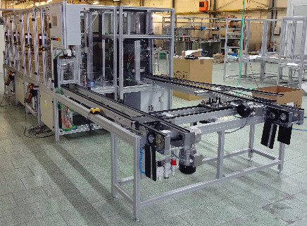 Základem montážní linky je transferový systém Bosch TS2, který je modulárně sestaven z jednotlivých pracovních stanic, podélných dopravních drah s příčnými přejezdy.
Jednotlivé pracovní stanice jsou osazeny zvedacími jednotkami a stopery. Součástí dopravního systému
jsou jednotlivé pracovní stanice. Transferový dopravní systém je osazen RFID systémem.